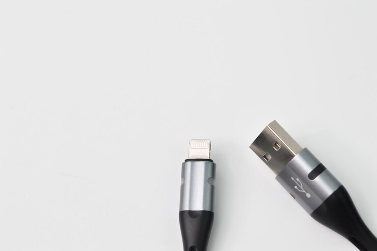 Foto cabo usb do smartphone isolado em um fundo branco