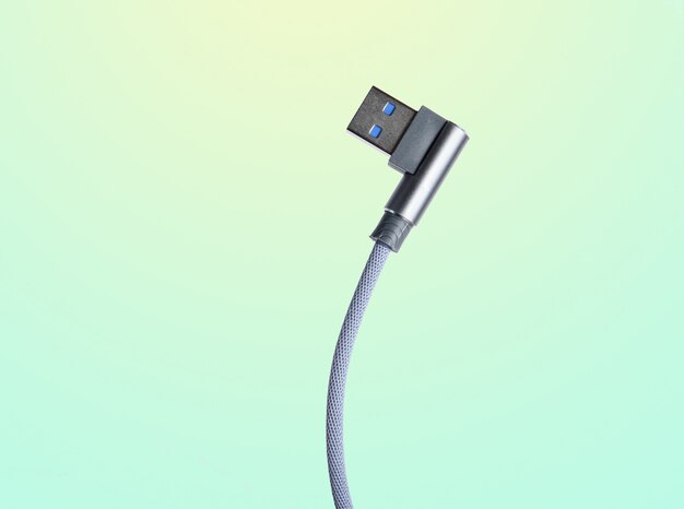 Foto cabo usb isolado em azul pastel