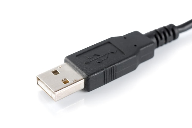 Cabo usb isolado em um fundo branco