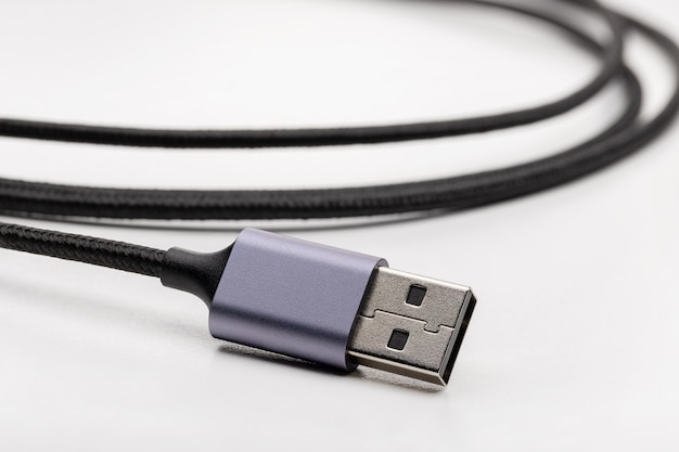 Cabo USB preto para dispositivos eletrônicos