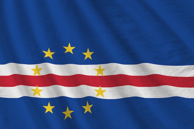 Cabo verde-Flagge mit großen Falten, die in der Nähe unter dem Studiolicht im Innenbereich winken Die offiziellen Symbole und Farben im Banner