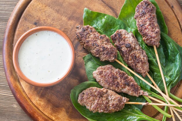 Cabobs de carne com molho tzatziki