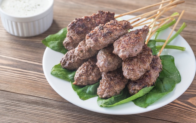 Cabobs de carne com molho tzatziki