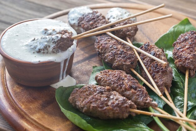 Cabobs de carne com molho tzatziki