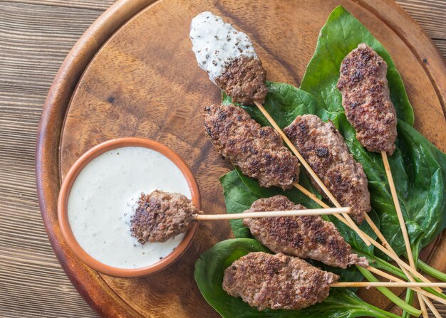 Cabobs de carne com molho tzatziki