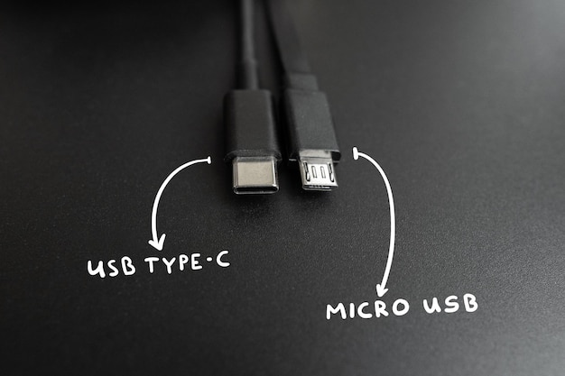Foto cabos de conexão usb tipo c e micro fios. padrão tecnológico popular e antigo.
