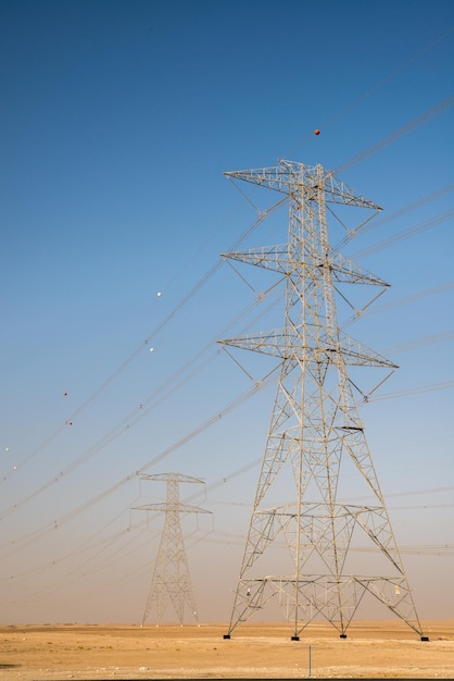 Cabos de eletricidade gigantes no deserto