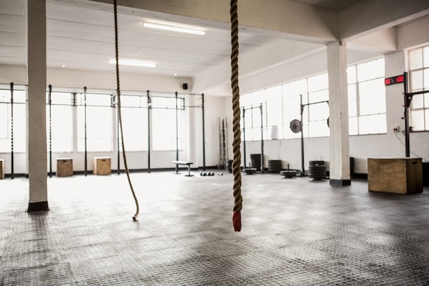 Foto cabos de exercícios pendurados e equipamentos