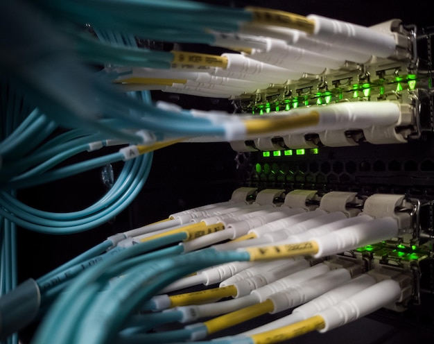 Foto cabos de fibra óptica numa rede de telecomunicações de comutação rápida