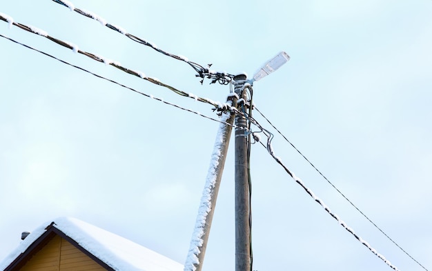 Cabos de postes elétricos e lâmpadas