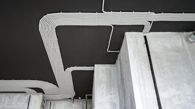 Cabos elétricos na fiação do teto de concreto durante a reforma da casa