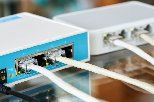 Cabos ethernet conectados ao desktop switch e routerboard