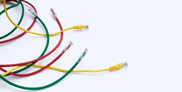 Cabos Ethernet de conexão de rede LAN em fundo branco.