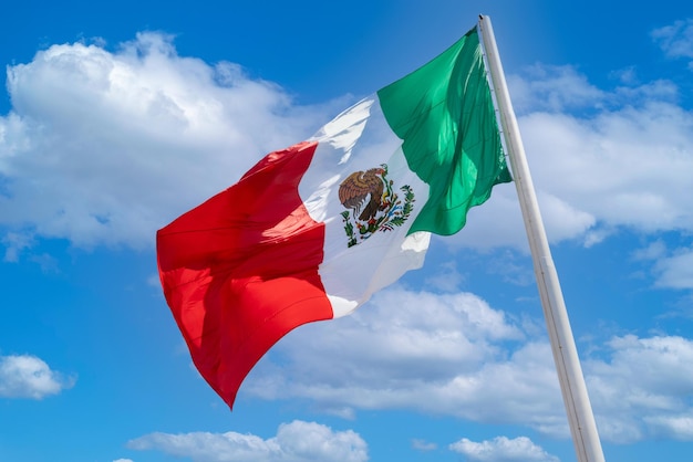 Los Cabos San Jose Del Cabo México Bandera nacional tricolor mexicana a rayas ondeando orgullosamente en el mástil