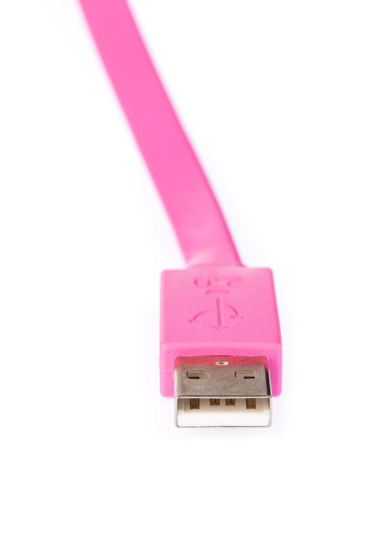 Foto cabos usb rosa 2.0 planos 3m isolados no fundo branco