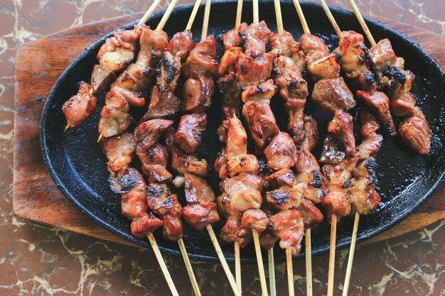 Foto cabra satay ou sate kambing na chapa quente