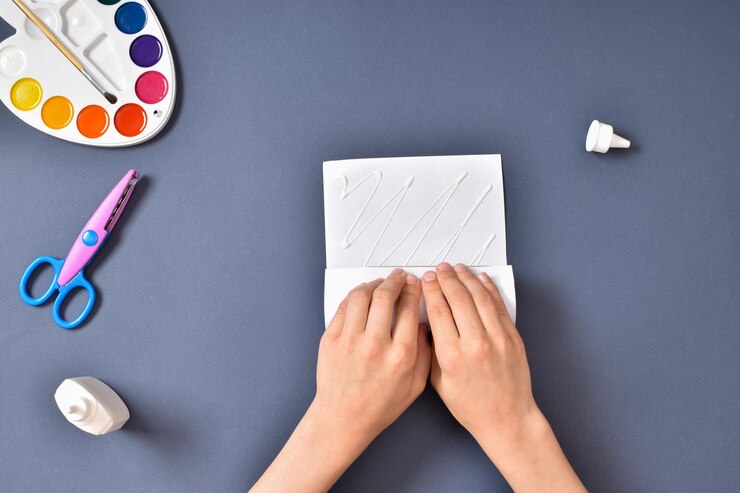 Foto cabra con sus propias manos de una manga de papel higiénico y papel de colores instrucción fotográfica paso a paso paso 4