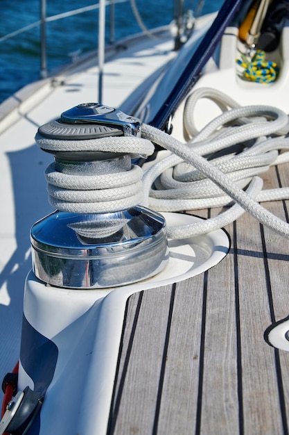 Foto un cabrestante en un yate de vela en el mar