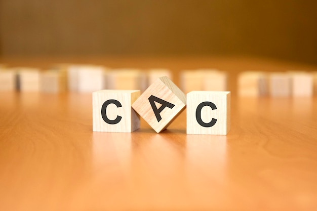 CAC-Text auf blauem Hintergrund des Finanzgeschäftskonzepts aus Holzklötzen CAC-Kurzform für Kundenakquisitionskosten
