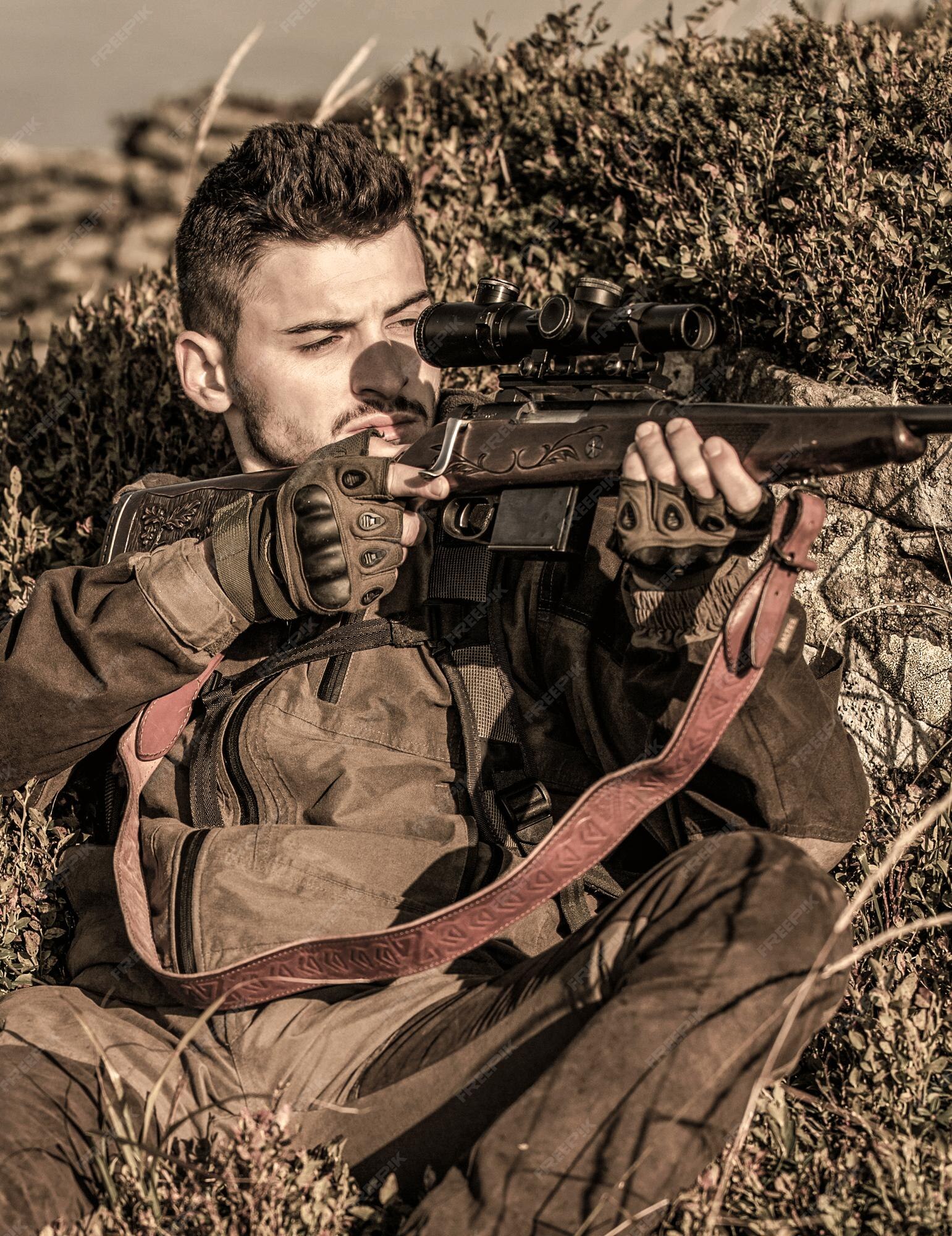 Caçador Com Rifle Poderoso Com Scope Spotting Animals. Caçador Com Arma De  Espingarda Na Caça. Copie Espaço Para O Texto. Jogo De Caça Mais Realista  Já Criado. Foto Royalty Free, Gravuras, Imagens