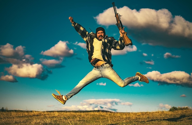 Foto caçador com espingarda em caça caçador louco no fundo do céu