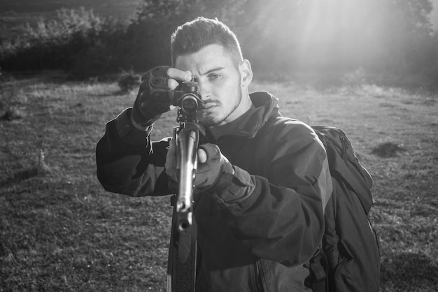 Caçador de arma de caça com espingarda na caça calibres de rifles de caça rastreie retrato de caçador hamdsome