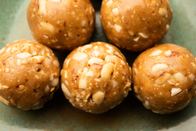 Cacahuete dulce indio ladoo o mungfali o laddo o laddu de maní elaborado con maní tostado y jaggery