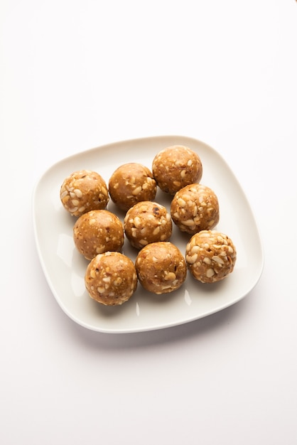 Cacahuete dulce indio ladoo o mungfali o laddo o laddu de maní elaborado con maní tostado y jaggery