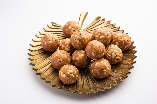 Cacahuete dulce indio ladoo o mungfali o laddo o laddu de maní elaborado con maní tostado y jaggery