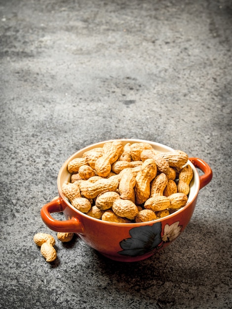 Cacahuetes en un bol.