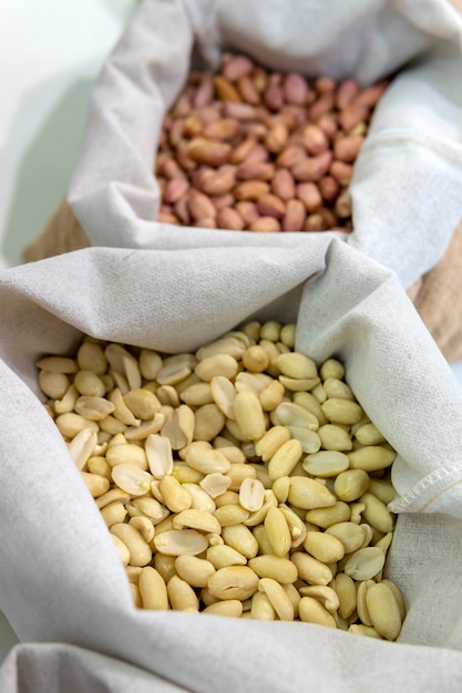 Cacahuetes en una bolsa de yute.