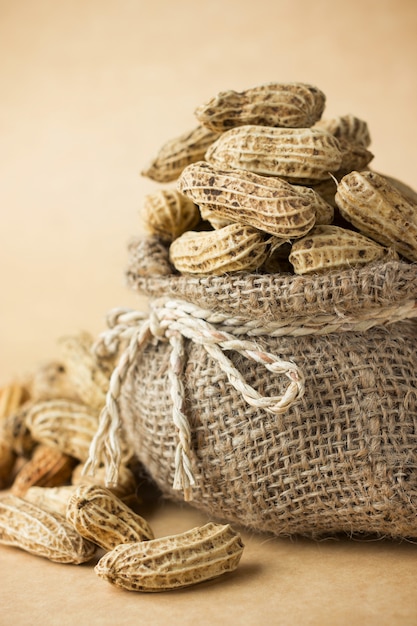 Foto cacahuetes en una bolsa