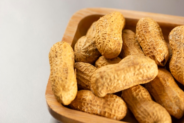 Cacahuetes sin cáscara en un plato de bambú