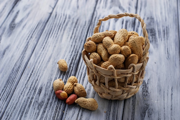 Cacahuetes en cáscara sobre fondo de madera