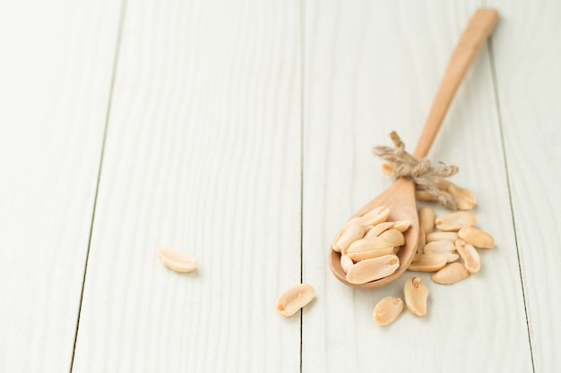 Foto cacahuetes en una cuchara de madera