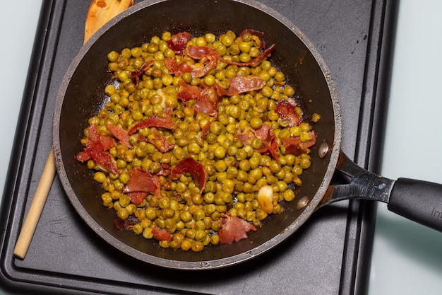 cacahuetes con jamón ibérico y tenedor de palo