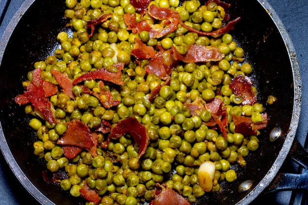 cacahuetes con jamón ibérico y tenedor de palo