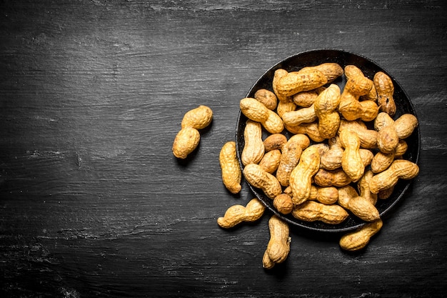 Cacahuetes en el plato viejo.