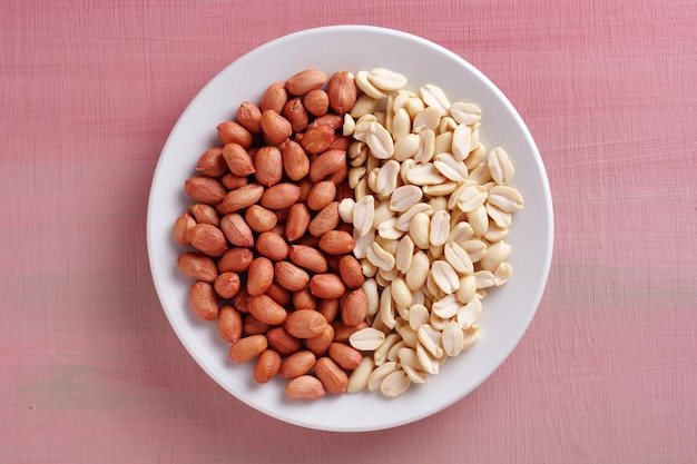 Cacahuetes en un plato