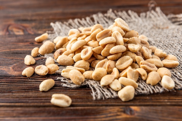 Cacahuetes salados en una mesa de madera