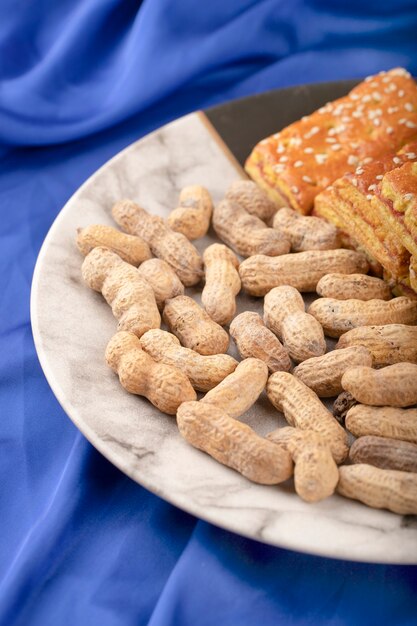 Cacahuetes sanos con cáscara con galletas dulces con semillas de sésamo.