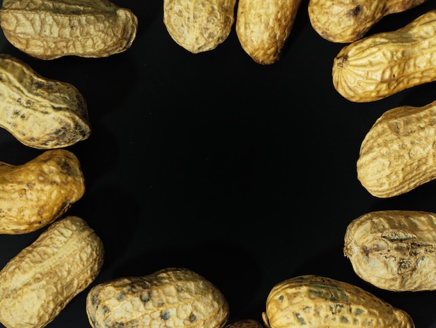 Cacahuetes tostados sobre un fondo negro