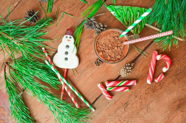 Cacao con árbol de navidad y juguetes.