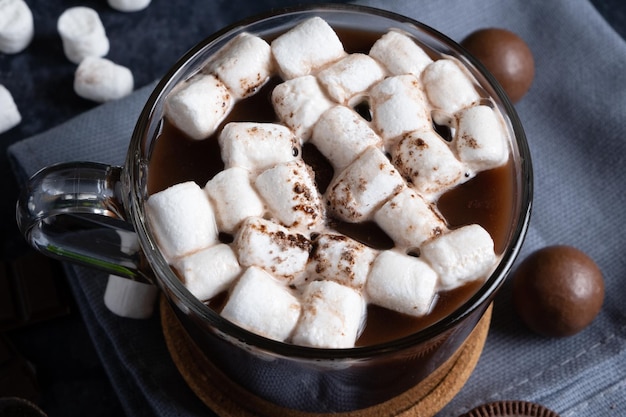 Cacao de avena caliente con vista de primer plano superior de malvavisco