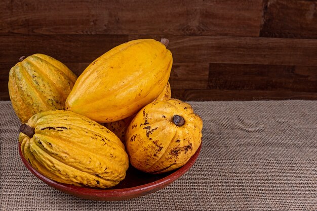 Foto cacao brasileño en una mesa de madera. almendras de cacao.