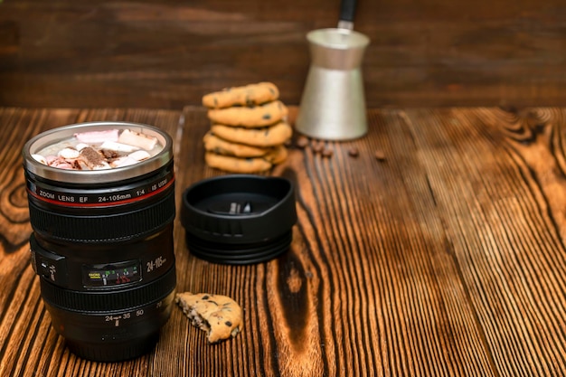 Cacao de café con leche con malvavisco de leche en taza termo zoom lente taza galletas sobre fondo de madera bebida caliente en clima frío