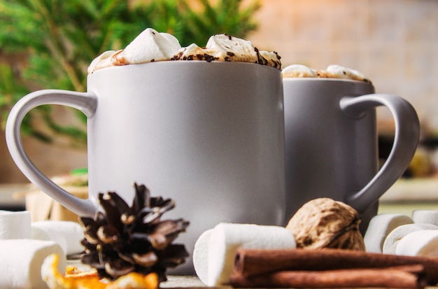 Cacao caliente con malvaviscos. Fondo de navidad Las bebidas