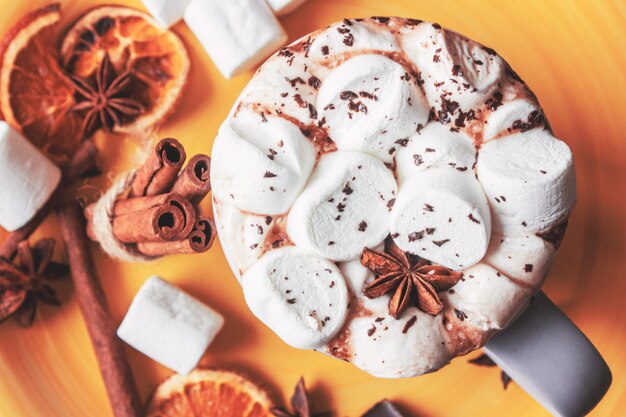 Cacao caliente con malvaviscos. Fondo de navidad Las bebidas