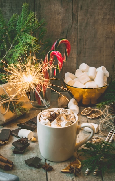 Cacao caliente con malvaviscos. Fondo de navidad Enfoque selectivo