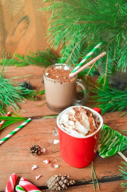 Cacao caliente en la mesa Cacao caliente o chocolate con malvavisco Composición de vacaciones de Navidad y Año Nuevo
